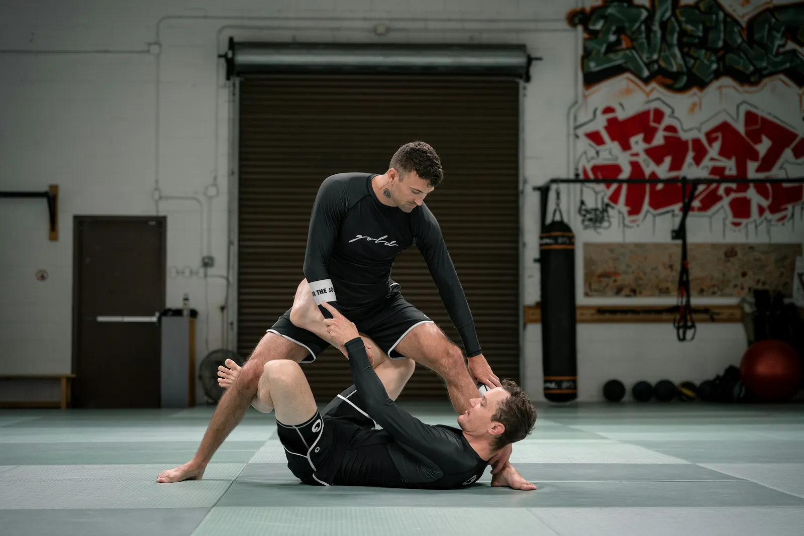 No-gi grappling on the mat